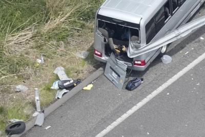 磐越自動車道でガードレールに衝突して破損したマイクロバス＝福島県郡山市で2026年5月6日午後0時14分、本社ヘリから