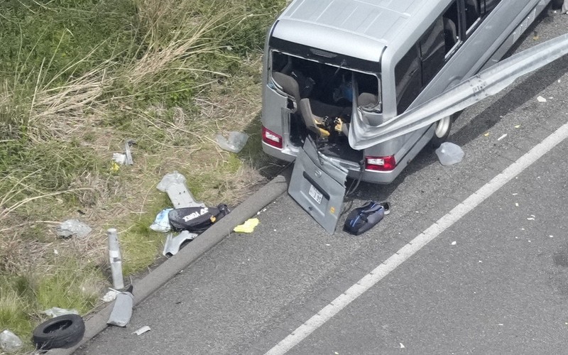磐越自動車道でガードレールに衝突して破損したマイクロバス＝福島県郡山市で2026年5月6日午後0時14分、本社ヘリから