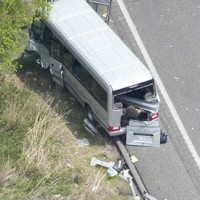 磐越自動車道でガードレールに衝突して破損したマイクロバス＝福島県郡山市で2026年5月6日午後0時15分、本社ヘリから