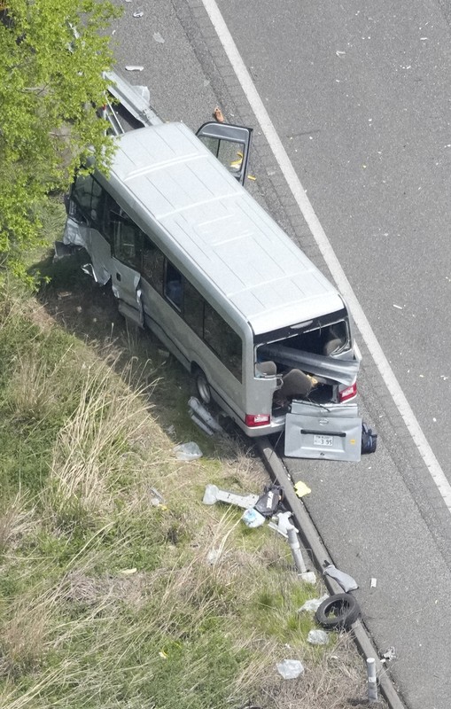磐越自動車道でガードレールに衝突して破損したマイクロバス＝福島県郡山市で2026年5月6日午後0時15分、本社ヘリから