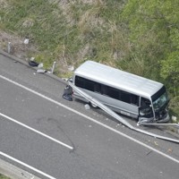 磐越自動車道でガードレールに衝突したマイクロバス＝福島県郡山市で2026年5月6日午後0時16分、本社ヘリから