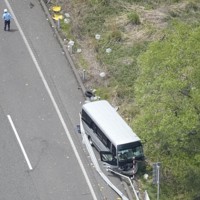 磐越自動車道でガードレールに衝突して破損したマイクロバス＝福島県郡山市で2026年5月6日午後0時15分、本社ヘリから