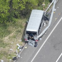 磐越自動車道でガードレールに衝突したマイクロバス＝福島県郡山市で2026年5月6日午後0時14分、本社ヘリから