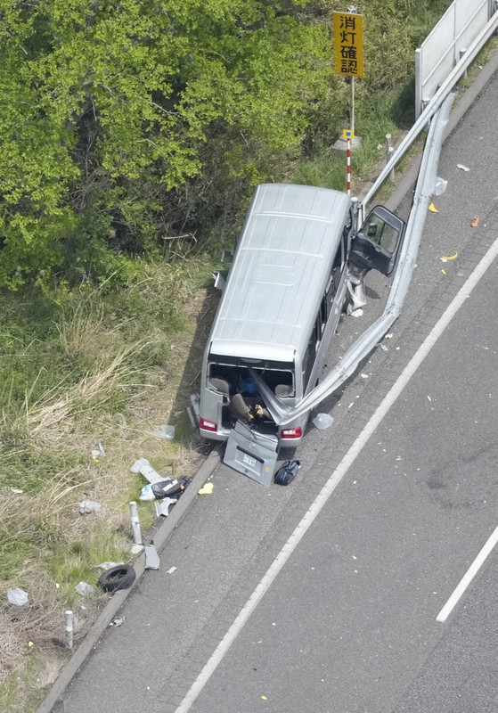 磐越自動車道でガードレールに衝突したマイクロバス＝福島県郡山市で2026年5月6日午後0時14分、本社ヘリから