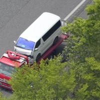 磐越自動車道で発生した事故で破損した車両＝福島県郡山市で2026年5月6日午後0時13分、本社ヘリから