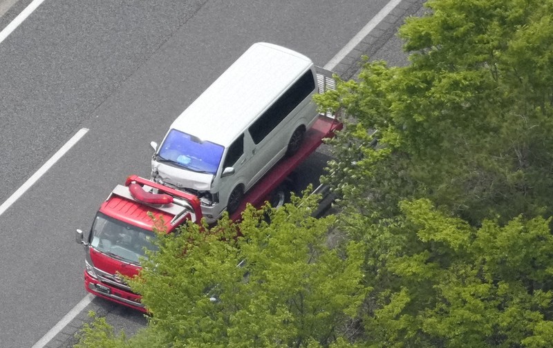 磐越自動車道で発生した事故で破損した車両＝福島県郡山市で2026年5月6日午後0時13分、本社ヘリから