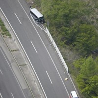 磐越自動車道の事故現場。上がマイクロバス＝福島県郡山市で2026年5月6日午後0時14分、本社ヘリから