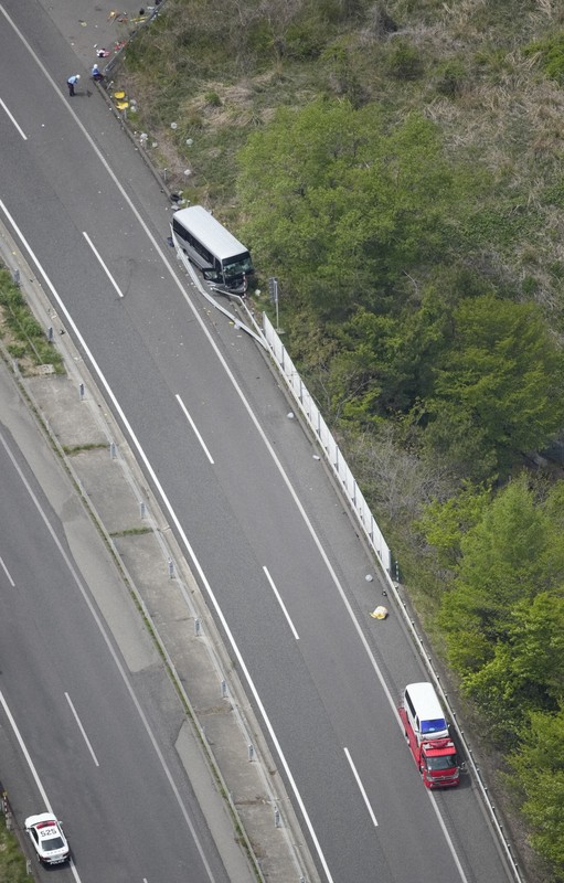 磐越自動車道の事故現場。上がマイクロバス＝福島県郡山市で2026年5月6日午後0時14分、本社ヘリから