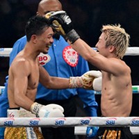 試合終了のゴングが鳴り、互いの健闘をたたえ合う井上尚弥（右）と中谷潤人＝東京ドームで2026年5月2日、平川義之撮影