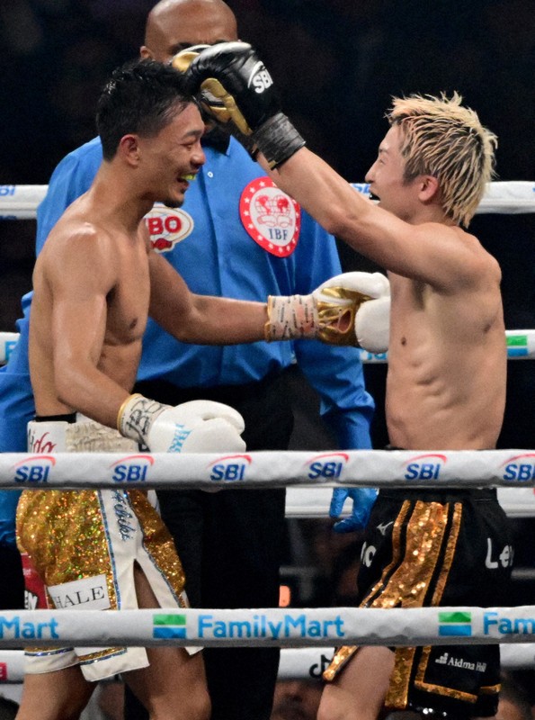 試合終了のゴングが鳴り、互いの健闘をたたえ合う井上尚弥（右）と中谷潤人＝東京ドームで2026年5月2日、平川義之撮影