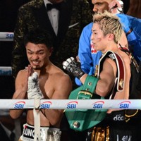 井上尚弥（右）に判定負けを喫した中谷潤人＝東京ドームで2026年5月2日、平川義之撮影