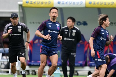 【FC東京－千葉】試合前、ウォーミングアップに臨むFC東京の長友佑都（中央）＝味の素スタジアムで2026年5月6日、藤井達也撮影