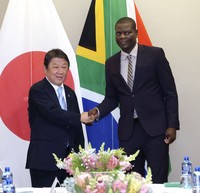 Japanese Foreign Minister Toshimitsu Motegi, left, shakes hands with his South African counterpart Ronald Lamola in Pretoria, May 5, 2026. (Kyodo) 