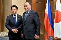 Japanese Defense Minister Shinjiro Koizumi (L) shakes hands with his Philippine counterpart Gilberto Teodoro in Manila, May 5, 2026. (Kyodo) 