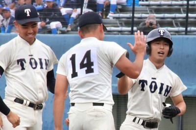 ＜大阪桐蔭・大商大高＞サヨナラ打を放ってハイタッチする大阪桐蔭・能戸（右）（撮影・河合　洋介）