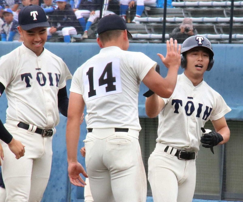 ＜大阪桐蔭・大商大高＞サヨナラ打を放ってハイタッチする大阪桐蔭・能戸（右）（撮影・河合　洋介）