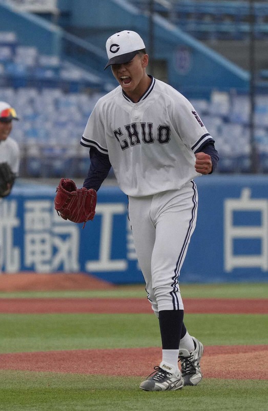 ＜東都大学野球　中大・立正大＞9回、最後の打者の立正大・藤崎を遊ゴロに打ち取り雄叫びをあげる中大・西村（撮影・郡司　修）