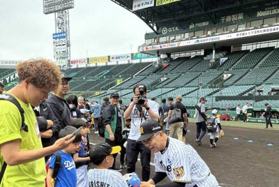「トライアルベースボール甲子園」で子どもたちと触れ合う掛布OB会長