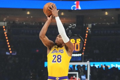 後半に2連続3Pシュートを決めたレイカーズの八村塁（AP）