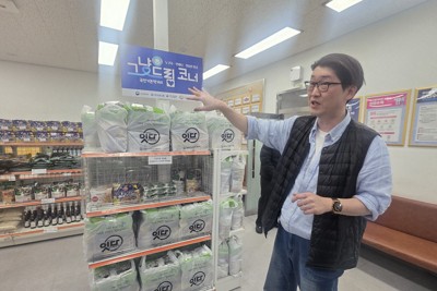 「そのまま提供センター」の物資について説明する「永登浦サランナヌム・フードバンク」の成政桓店長＝ソウルで2026年4月8日午後3時56分、日下部元美撮影