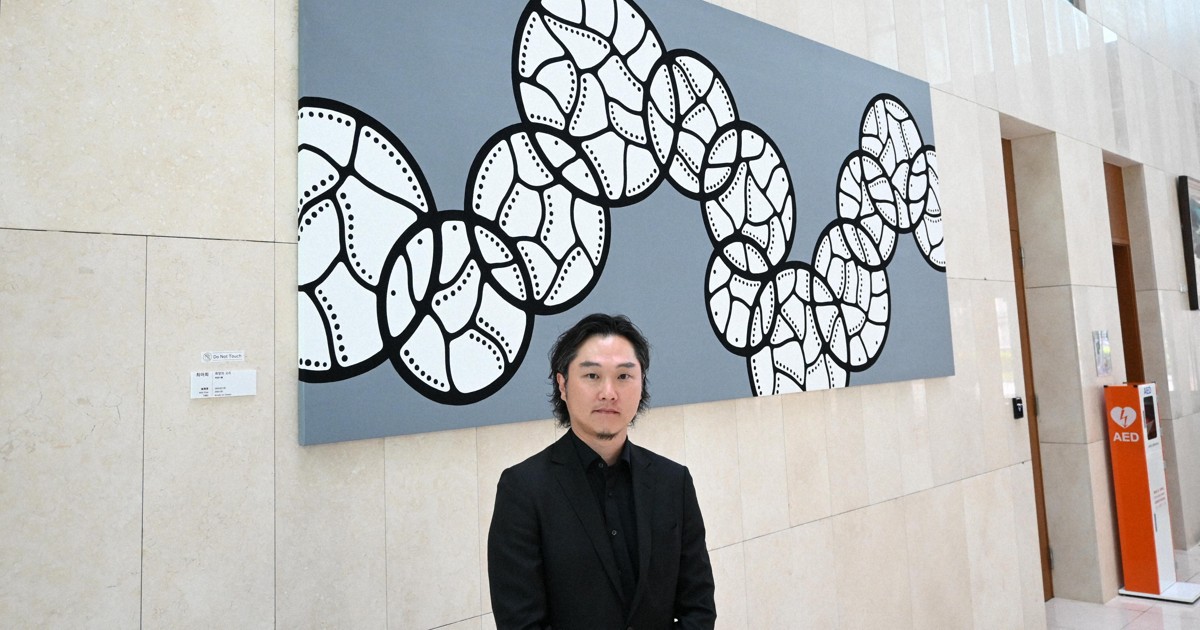 韓国大使館に在日3世の画家が絵画寄贈　国交正常化60周年を記念