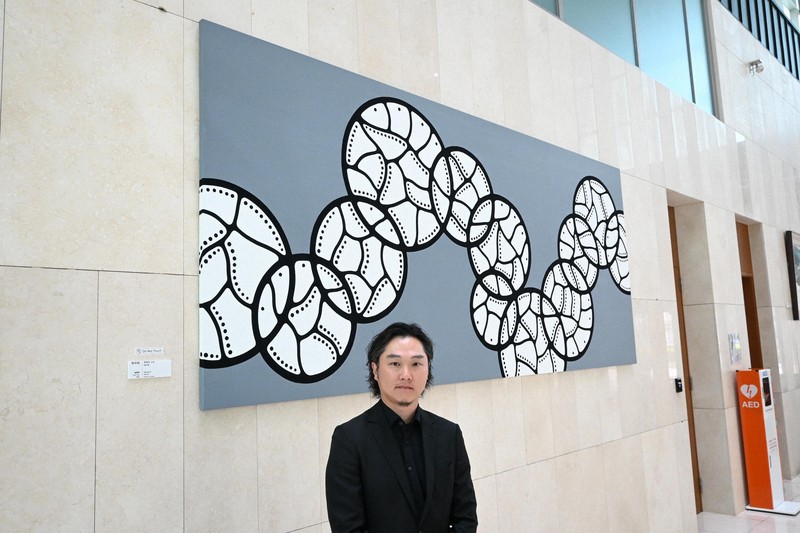韓国大使館に在日3世の画家が絵画寄贈 国交正常化60周年を記念 | 毎日新聞