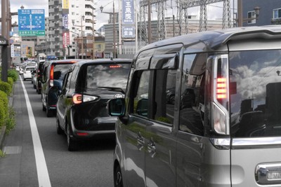 多くの車が列を作った平日朝の熊本市内＝2024年7月5日午前7時54分、中村敦茂撮影