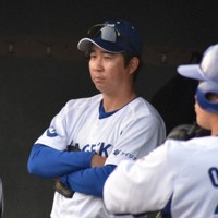 JABA静岡大会でベンチから試合を見守るエイジェックの山足達也コーチ＝浜松市の浜松球場で2026年4月6日、下河辺果歩撮影