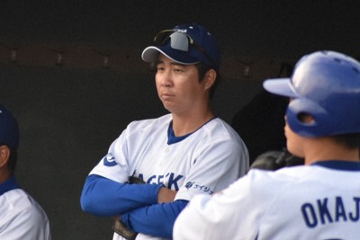 JABA静岡大会でベンチから試合を見守るエイジェックの山足達也コーチ＝浜松市の浜松球場で2026年4月6日、下河辺果歩撮影