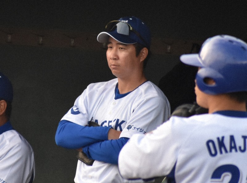 JABA静岡大会でベンチから試合を見守るエイジェックの山足達也コーチ＝浜松市の浜松球場で2026年4月6日、下河辺果歩撮影