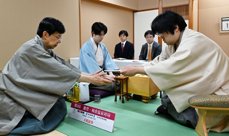 第三十三期将棋名人戦全記録―中原名人苦闘の防衛　サイン入り 鬼気迫るものが 中原誠十六世名人が感じた加藤一二三さんの執念 | 毎日新聞