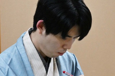 第84期名人戦七番勝負第3局1日目で、挑戦者の糸谷哲郎九段の封じ手にサインをする藤井聡太名人＝石川県七尾市ののと楽で2026年5月7日午後6時36分、小関勉撮影