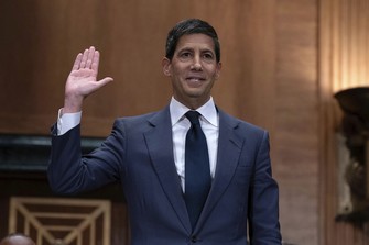 米連邦準備制度理事会の理事および議長に指名され、公聴会で宣誓を行ったケビン・ウォーシュ氏＝AP