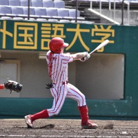 【島津製作所－ムラチグループ】三回裏ムラチグループ1死満塁、井口が逆転の中越え3点適時二塁打を放つ＝京都市のわかさスタジアム京都で、来住哲司撮影