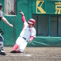 【島津製作所－ムラチグループ】七回表島津製作所2死満塁、谷田の2点適時打で三塁走者に続いて二塁走者の材木が生還。2点を勝ち越す＝京都市のわかさスタジアム京都で、矢倉健次撮影