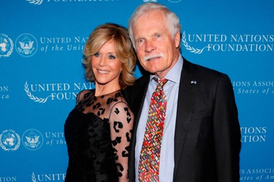 国連の夕食会で一緒に並ぶテッド・ターナーさん（右）と元妻の俳優、ジェーン・フォンダさん。離婚後も良好な関係を続けていた＝ニューヨークで2013年11月6日、AP