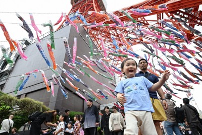 みどりの日の4日、東京都内で真夏日を記録した。東京タワーの下ではこいのぼりが飾られ、多くの家族連れが楽しんだ＝東京都港区で2026年5月4日午後3時10分、平川義之撮影