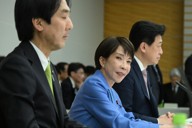 経済財政諮問会議で発言する高市早苗首相（中央）。左は城内実経済財政担当相＝首相官邸で2026年4月13日午後6時37分、平田明浩撮影
