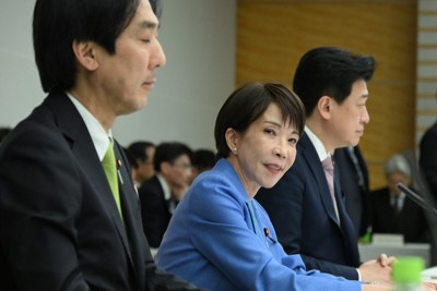 経済財政諮問会議で発言する高市早苗首相（中央）。左は城内実経済財政担当相＝首相官邸で2026年4月13日午後6時37分、平田明浩撮影