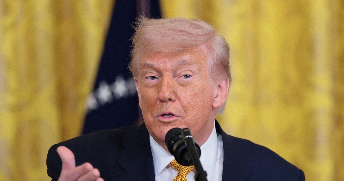 トランプ氏、EUの貿易合意履行を「猶予」　欧州委員長と電話協議