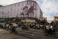 米イスラエルとの戦闘で殺害されたイランの前最高指導者、ハメネイ師を描いた看板＝テヘランで2026年5月6日、AP