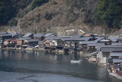 伊根湾沿いに建ち並ぶ舟屋は観光客の人気を呼んでいる＝京都府伊根町で2026年2月24日、塩田敏夫撮影