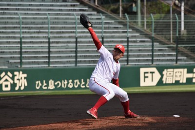 【日本製鉄九州－JR九州】右手を上に高く掲げたダイナミックなフォームで投げるJR九州の今村拓未投手＝北九州市小倉北区の北九州市民球場で2026年5月8日、林大樹撮影