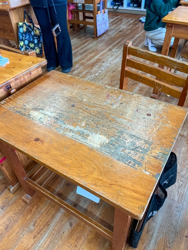 福岡飯塚市立高田小學：學童親手修復舊木桌，延續校園溫情