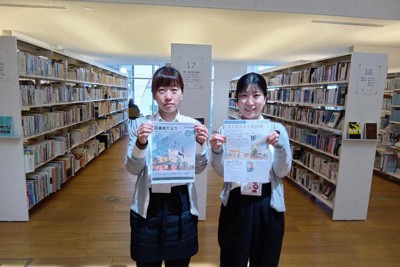 6年ぶりに復刊した図書館だよりと本の寺子屋についてPRする長野県塩尻市立図書館の桐沢梨央さん（右）と中村さおりさん（左）＝塩尻市立図書館で 2026年4月21日午前11時7分、有田浩子撮影