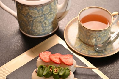 藤井聡太名人の午前のおやつ。「能登塩団子三種（プレーン、いちご、ピスタチオ）」と「能登の和紅茶　いやひめ」＝石川県七尾市の「のと楽」で2026年5月8日午前9時54分、小関勉撮影