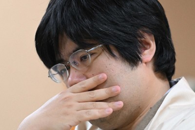 第84期名人戦七番勝負第3局2日目。悩む糸谷哲郎九段＝石川県七尾市の「のと楽」で2026年5月8日午前8時44分、小関勉撮影