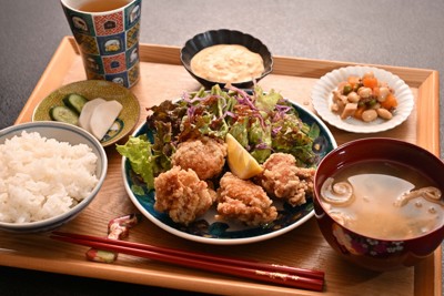 藤井聡太名人の昼食。「能登の唐揚げ定食」と「クロモジほうじ茶」＝石川県七尾市の「のと楽」で2026年5月8日午前11時41分、小関勉撮影