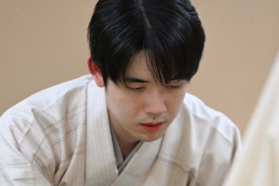 第84期名人戦七番勝負第3局2日目。昼休憩後の対局再開で、盤を見つめるる藤井聡太名人＝石川県七尾市の「のと楽」で2026年5月8日午後0時57分、小関勉撮影