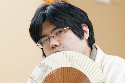 第84期名人戦七番勝負第3局2日目。扇子を持って考える挑戦者の糸谷哲郎九段＝石川県七尾市の「のと楽」で2026年5月8日午後1時3分